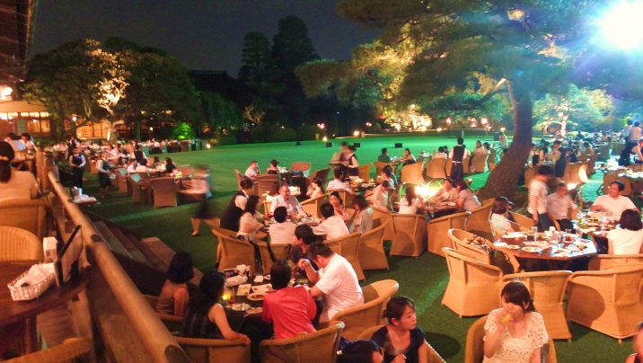 信濃町】日本の夏を愉しむ庭園のビアテラス 明治記念館 信濃町】日本の夏を愉しむ庭園のビアテラス 明治記念館